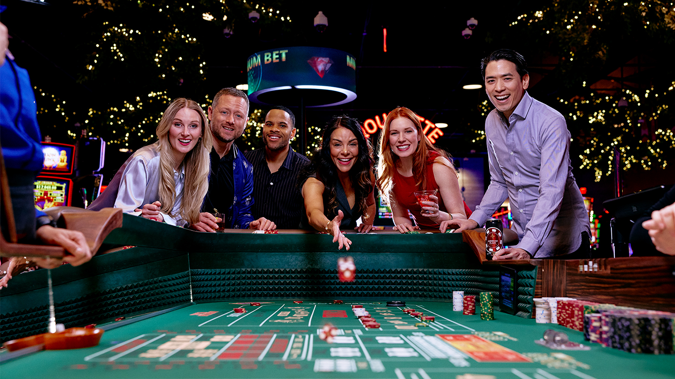Joueurs autour d'une table de casino